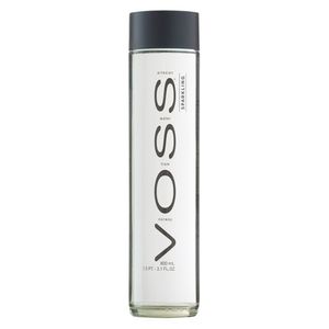 Água Mineral Voss Norueguesa com Gás Vidro 800ml
